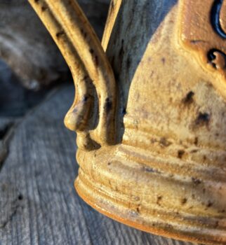 Half-heart shape handle with pinky finger rest